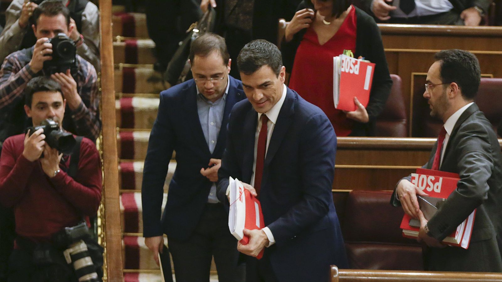 Foto: El secretario general del PSOE, Pedro Sánchez, abandona el hemiciclo después de la sesión de la tarde de la segunda jornada del debate de su investidura. (EFE)
