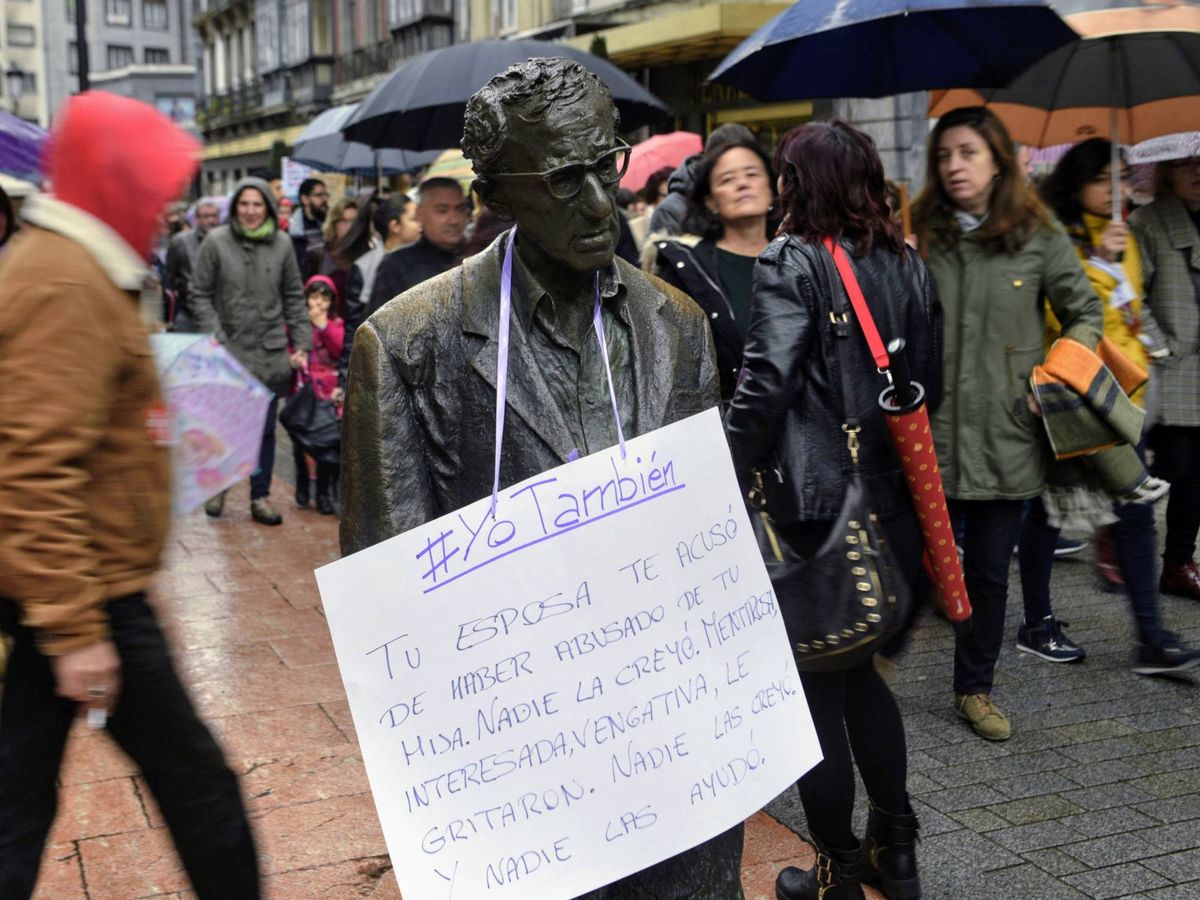 Foto: Escultura de Woody Allen en Oviedo en 2017 durante una manifestación contra la Violencia de Género.