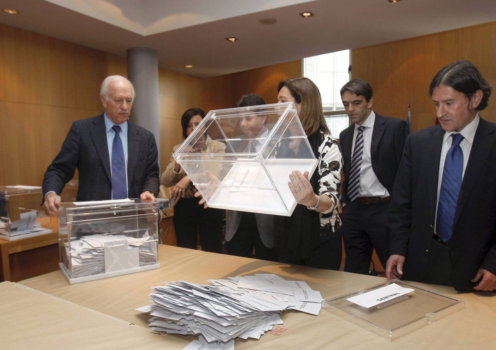 Foto: Recuento del voto de los emigrantes en las pasadas elecciones autonómicas del Principado de Asturias. (EFE)