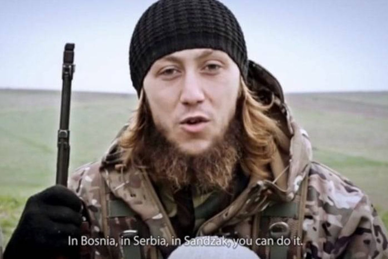 Salahuddin Al Bosni, un militante de origen bosnio, en un video de propaganda del Estado Islámico
