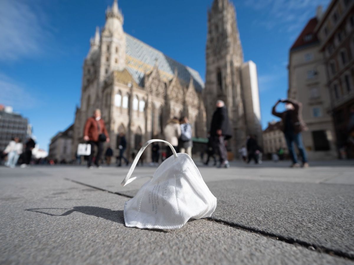 Foto: Una mascarilla en el suelo en Viena. (EFE/EPA/Daniel Novotny)