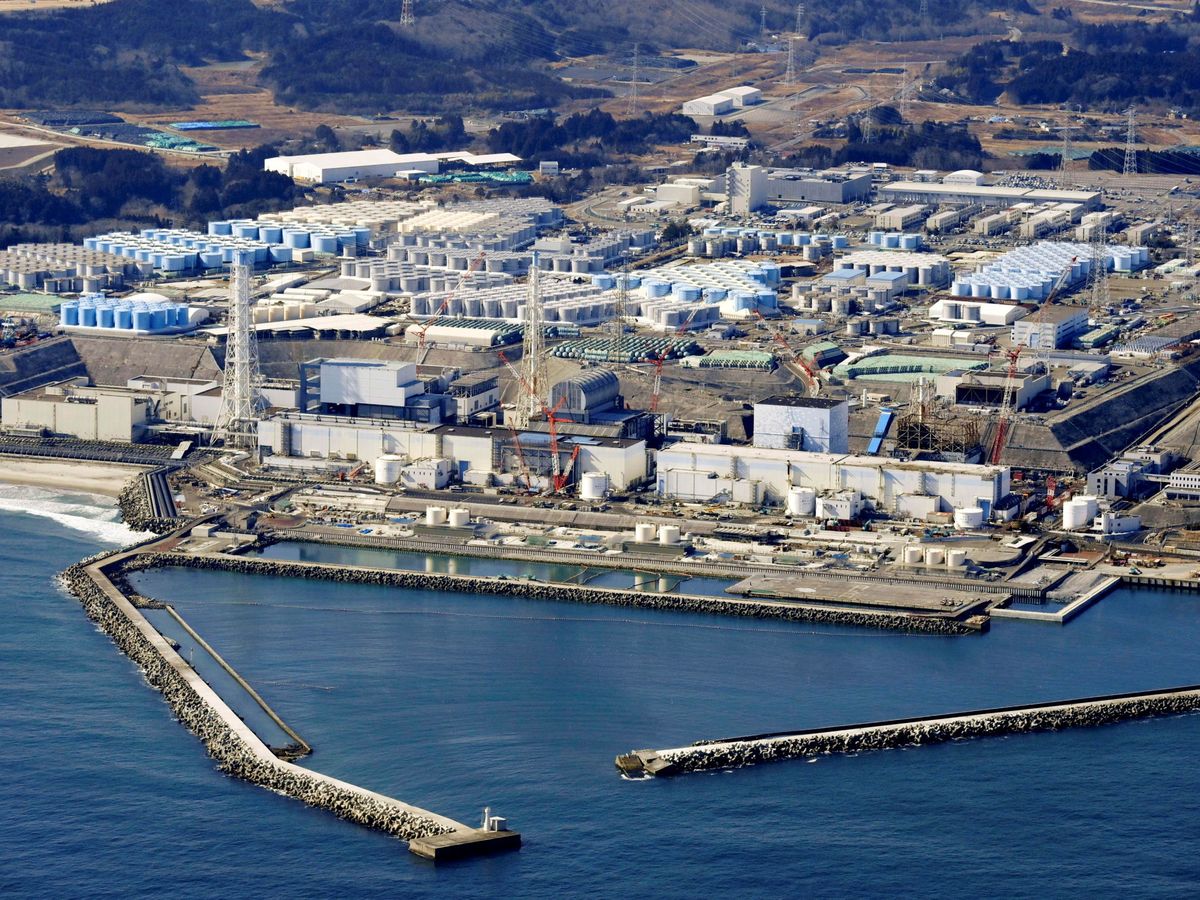 Foto: La central nuclear de Fukushima, con los contenedores de agua en segundo plano. Foto: Reuters