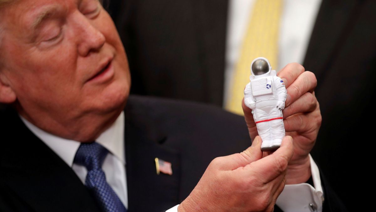 Trump quiere establecer "una base" en la Luna para tratar de alcanzar Marte