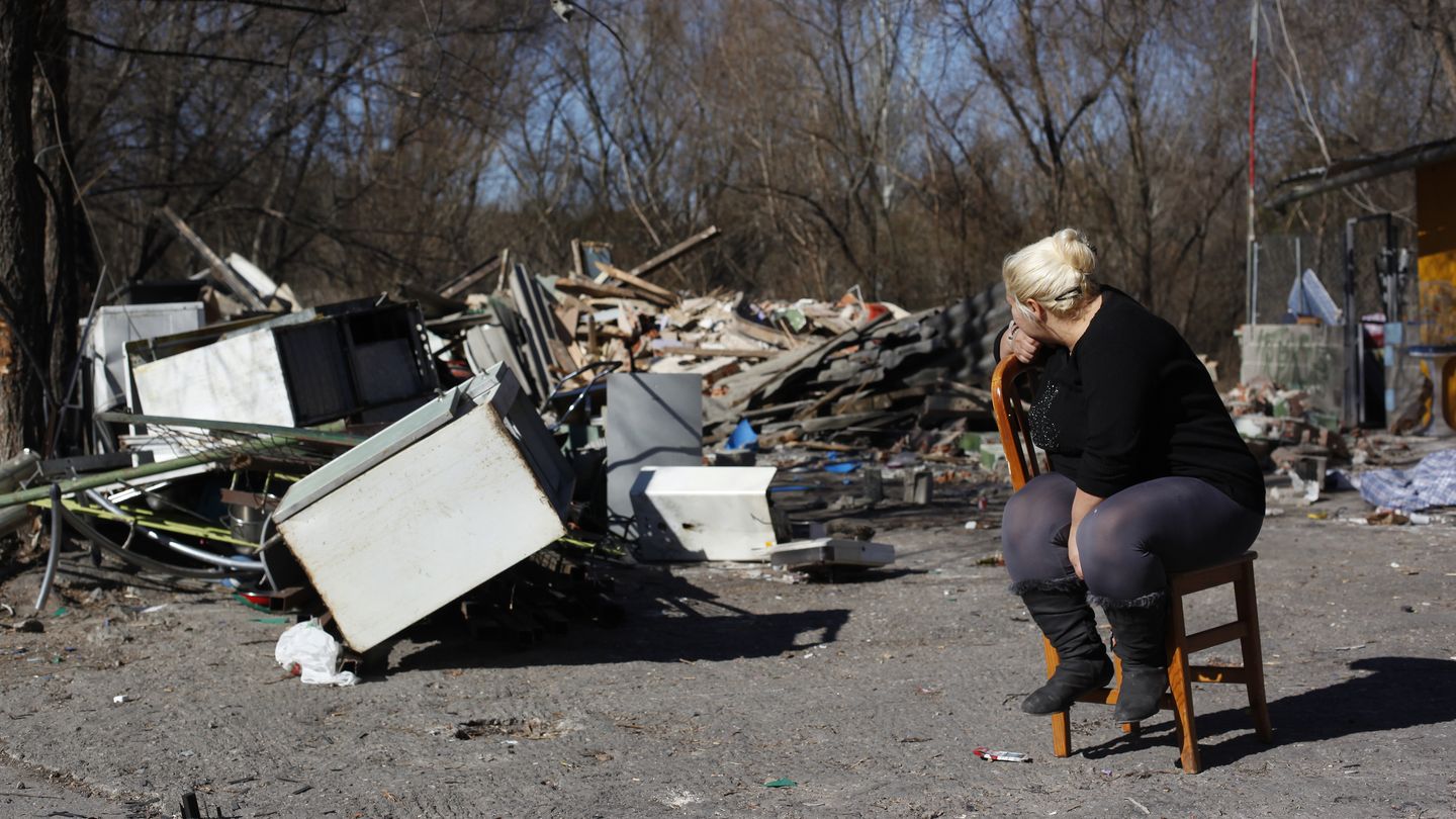 Covadonga Jiménez mira lo que queda de su casa tras su demolición. (Reuters)