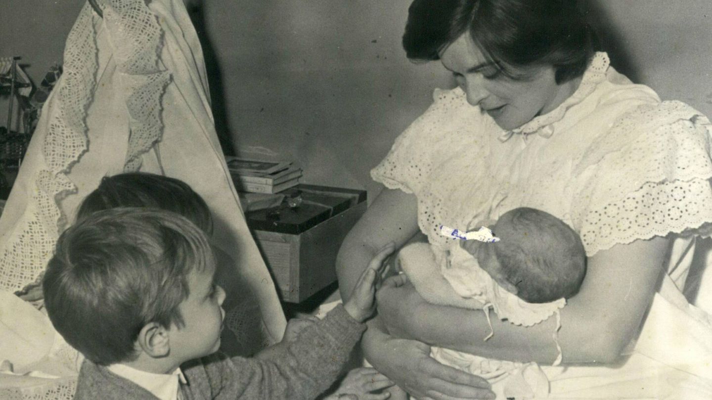 Lucía Bosé y sus hijos, tras el nacimiento de Paola, 1960. (Cordon Press)