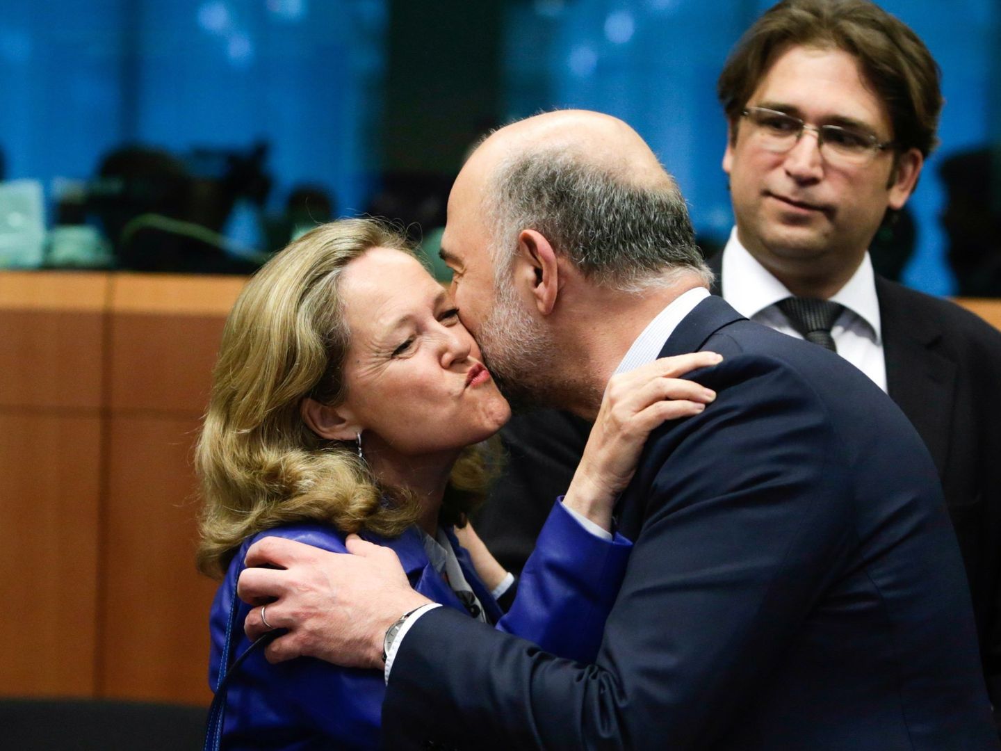 Moscovici saluda a Nadia Calviño, ministra de Economía española. (EFE)