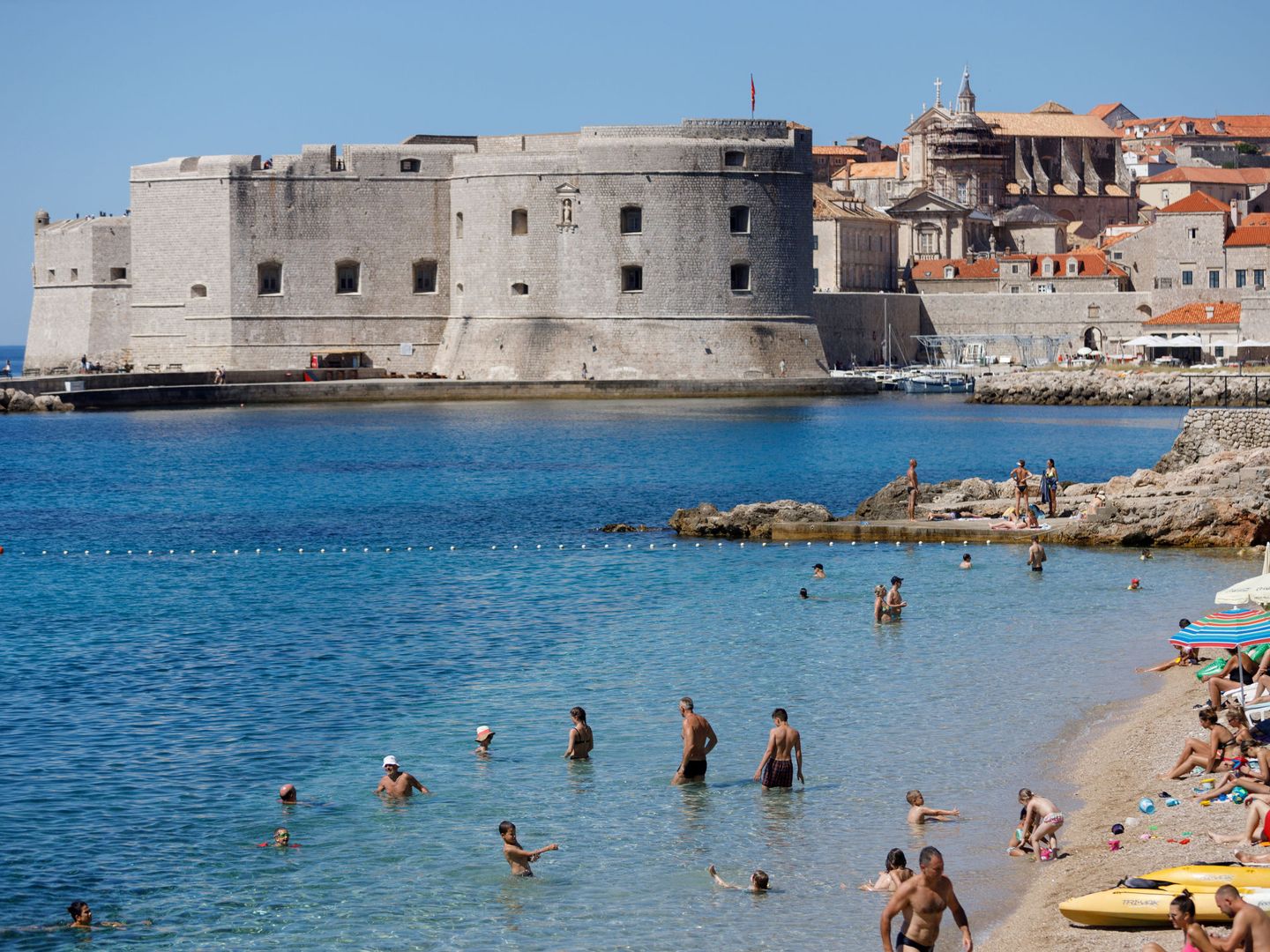 Playa en la popular Dubrovnik. (Reuters/Antonio Bronic)