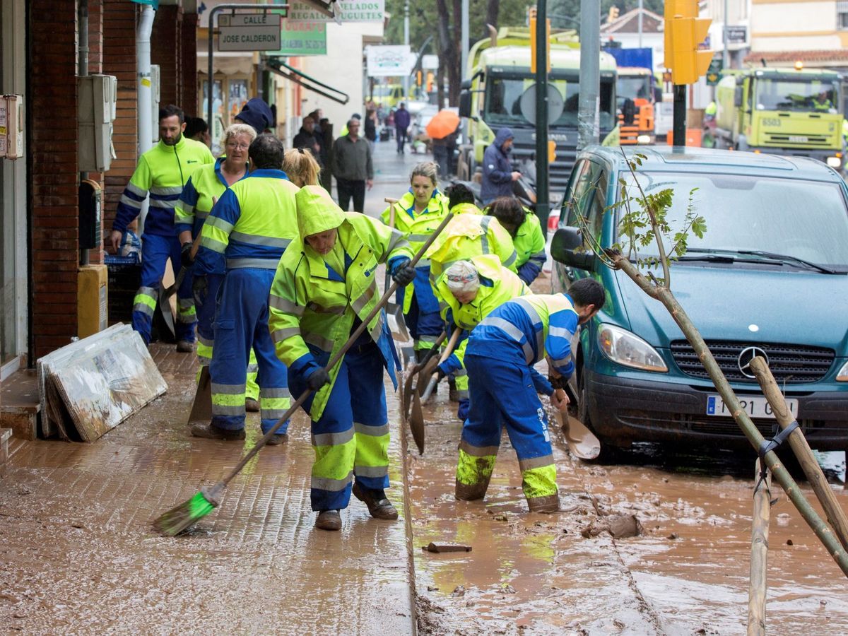 Foto: Operarios de limpieza de Málaga, el pasado mes de enero, tras una tromba de agua. (EFE)