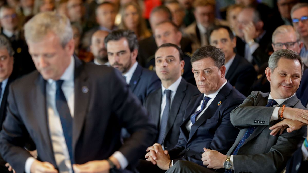 El PSOE compara la "marea blanca" de 'pellets' con el Prestige y Rueda minimiza la crisis