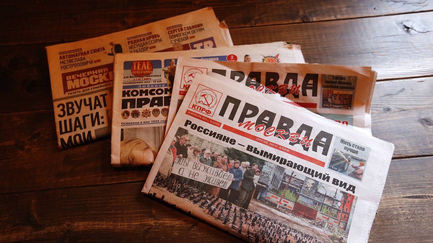 Periódicos en ruso en la cervecería de Sergei. (M. L. R.)