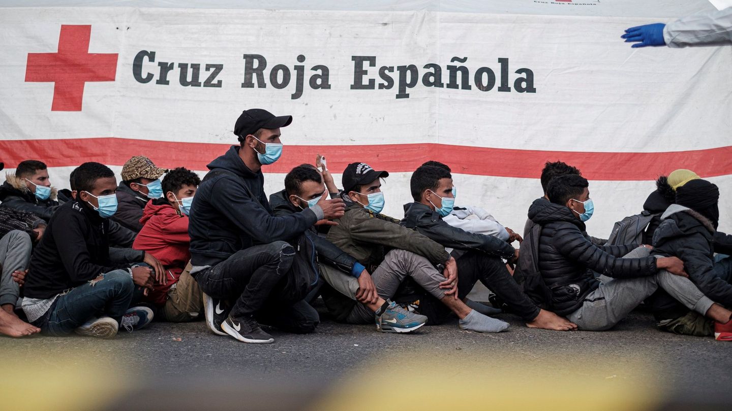 Varios inmigrantes esperan a ser atendidos en Arguineguín. (EFE/Ángel Medina G.)