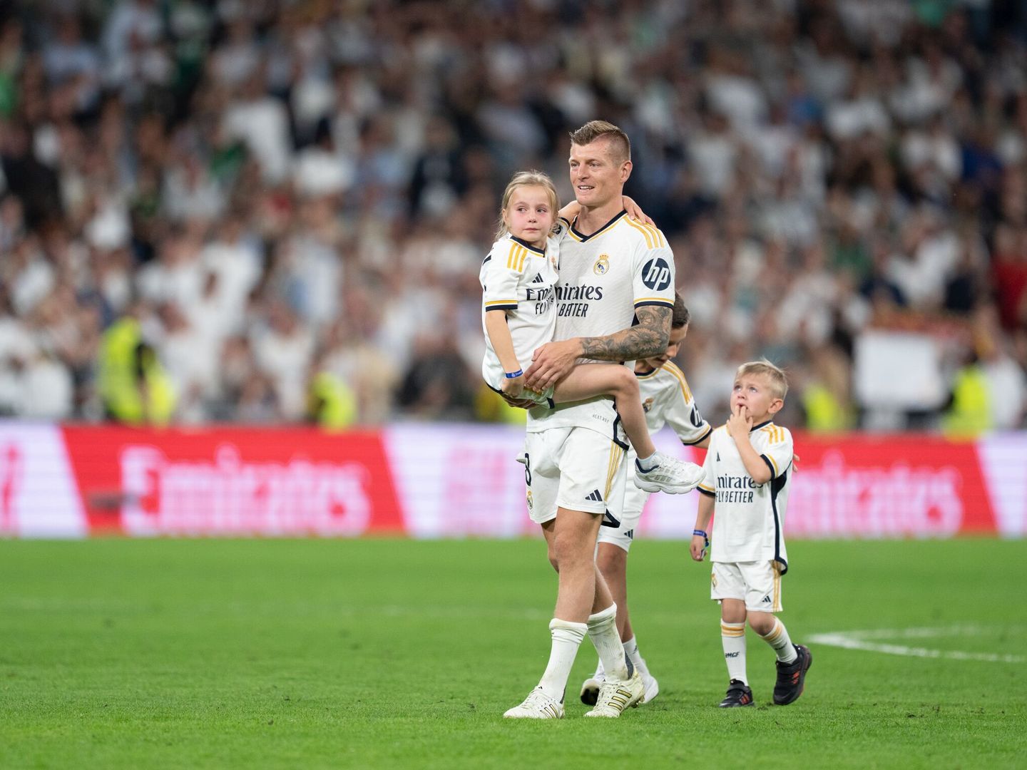 Toni Kroos celebrando la retirada con sus hijos. (AFP)