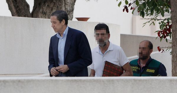 Foto: Zaplana, en mayo cuando fue detenido, llega a Benidorm (Alicante) para el registro de su chalé. (EFE)