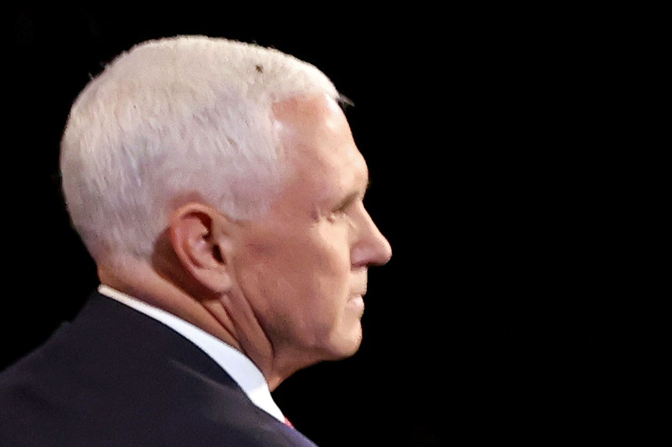 Una mosca en la cabeza de Mike Pence durante el debate. (Reuters)