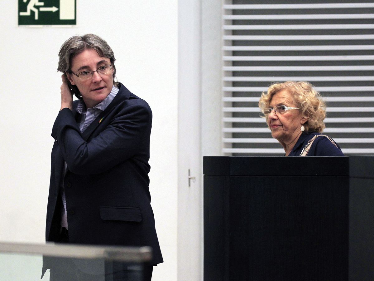 Foto: Marta Higueras, junto a Manuela Carmena en el Pleno de Cibeles. (EFE/Víctor Lerena)