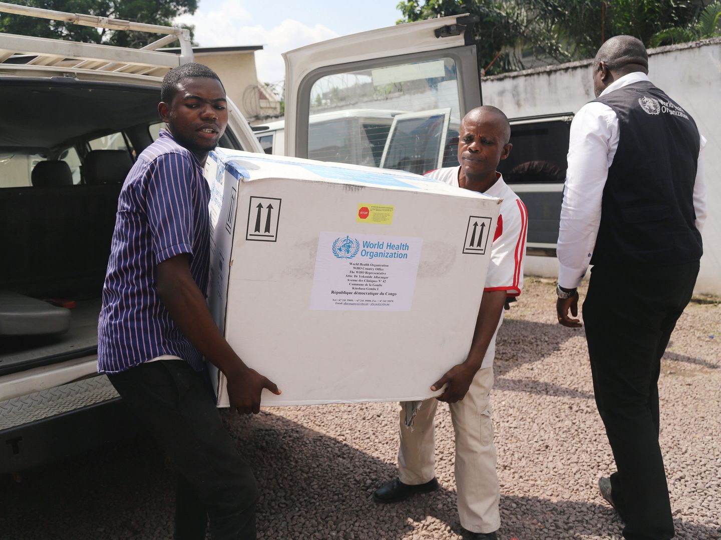 Funcionarios del Ministerio de Salud de la RDC descargan cajas de la vacuna experimental contra el ébola en Kinshasa, el 16 de mayo de 2018. (Reuters)