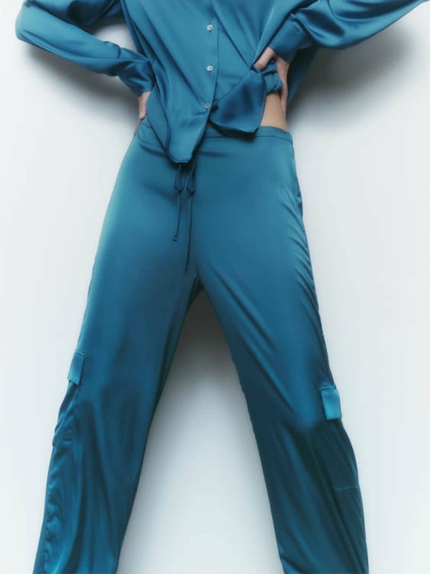 Los pantalones cargo son tendencia y estos de Zara son para mujeres de todas las edades. (Cortesía)