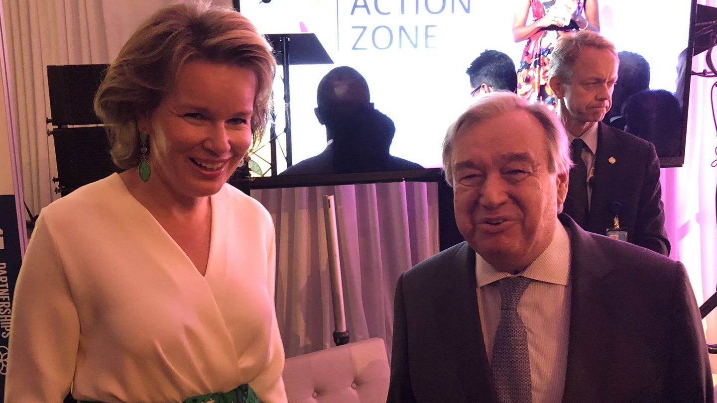 La reina Matilde de Bélgica junto a António Guterres, este domingo en Nueva York. (Twitter: @monarchiebe)