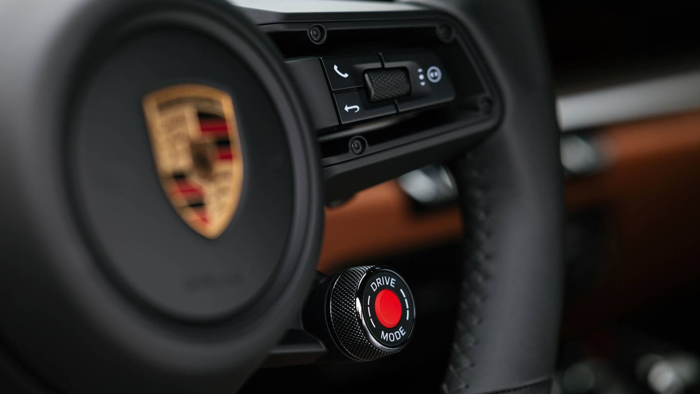 El selector de modos de conducción del volante es uno de los mandos que cambian su diseño.