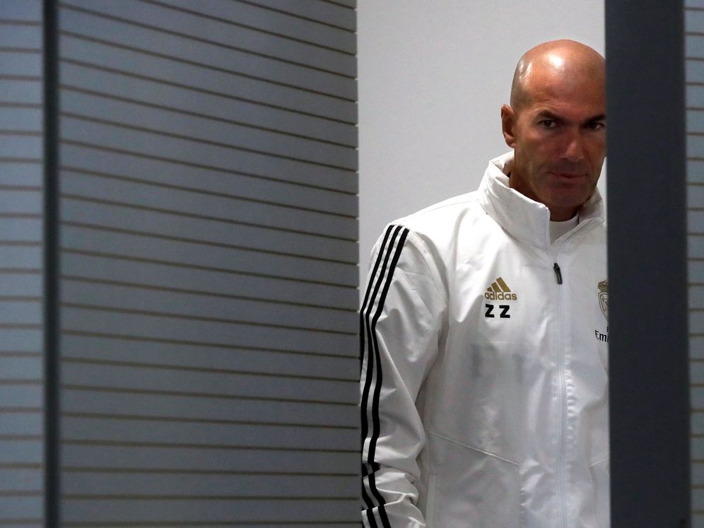 Foto: Zinédine Zidane abre la puerta de la sala de prensa de la Ciudad Deportiva de Valdebebas. (Efe)