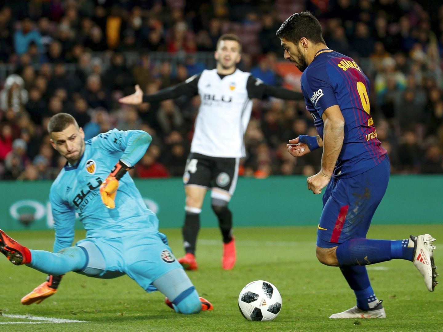 Luis Suárez, que marcó el gol en la ida, se perdería la posible final de la Copa si ve una amarilla en Mestalla. (EFE)