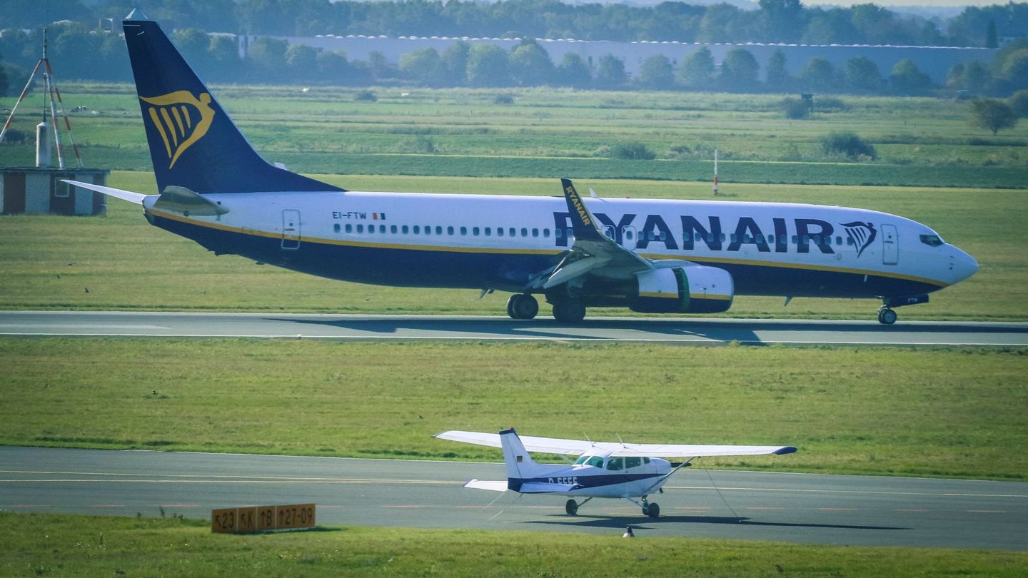 Un avión de Ryanair, en pleno aterrizaje. (Reuters)