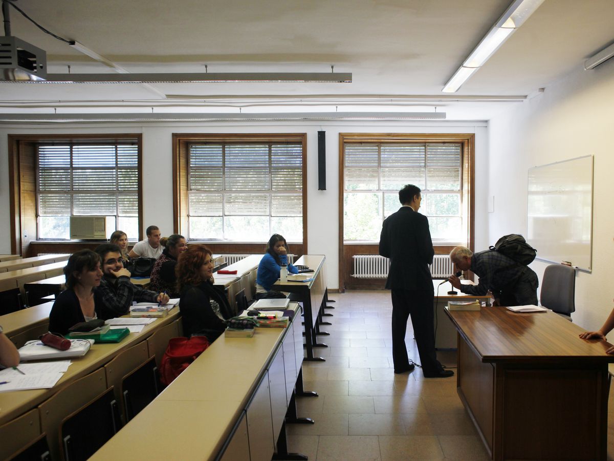 Foto: Alumnos de la Universidad Complutense de Madrid durante una clase (Reuters)