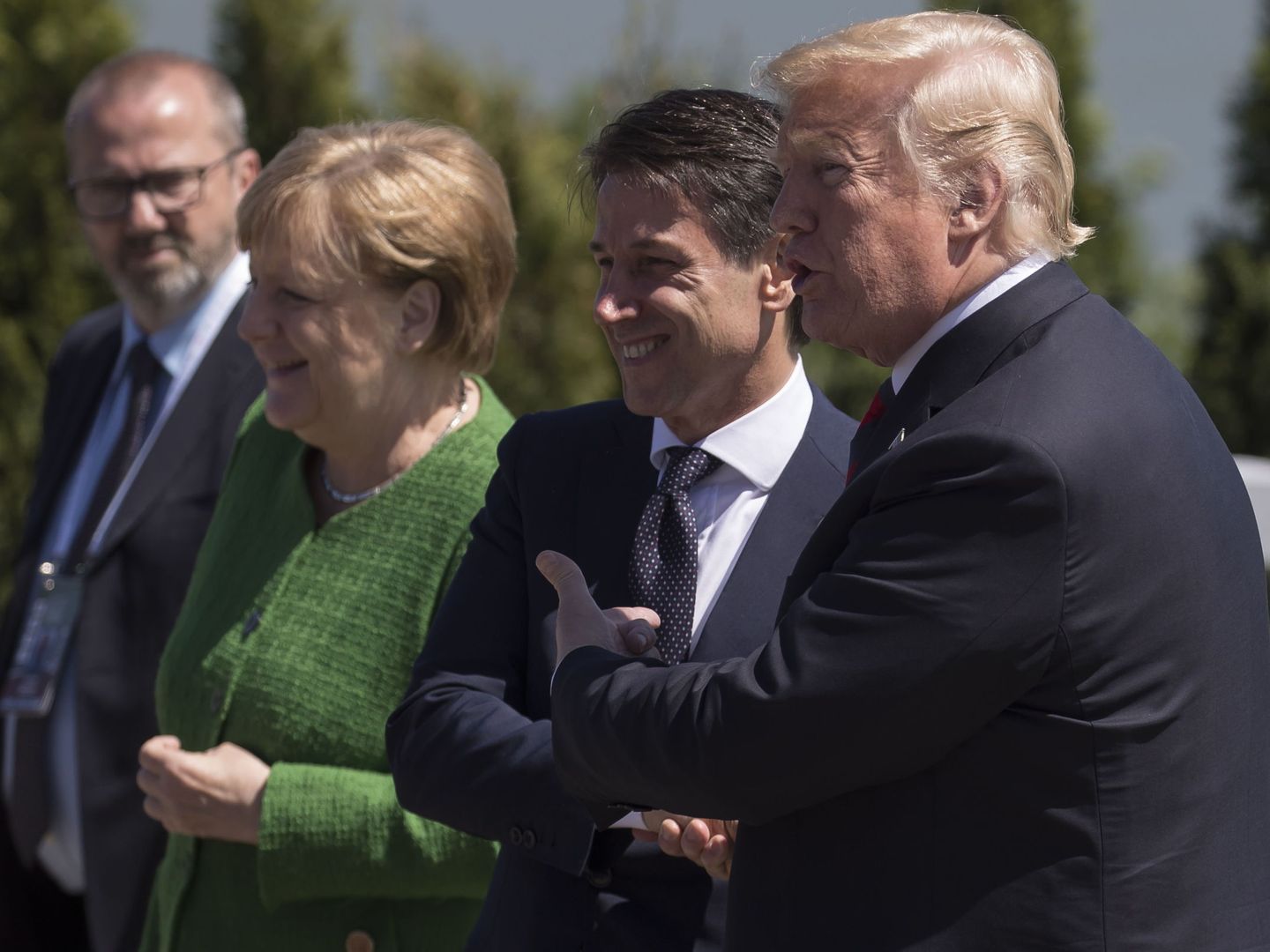 Conte, nuevo primer ministro italiano, saludando a Trump durante el G7, con Merkel a su derecha (EFE)