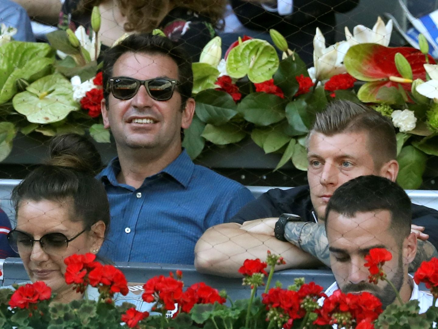 Arturo Valls, junto al jugador del Madrid Toni Kroos, en el Open de la Caja Mágica. (EFE)