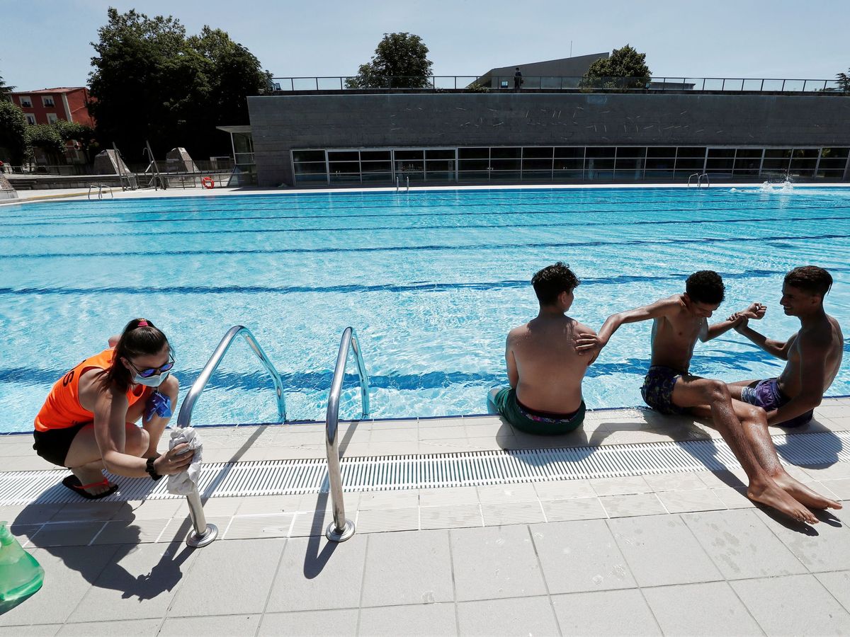 Foto: Imagen de archivo de una piscina en Pamplona. (EFE/Jesús Diges)
