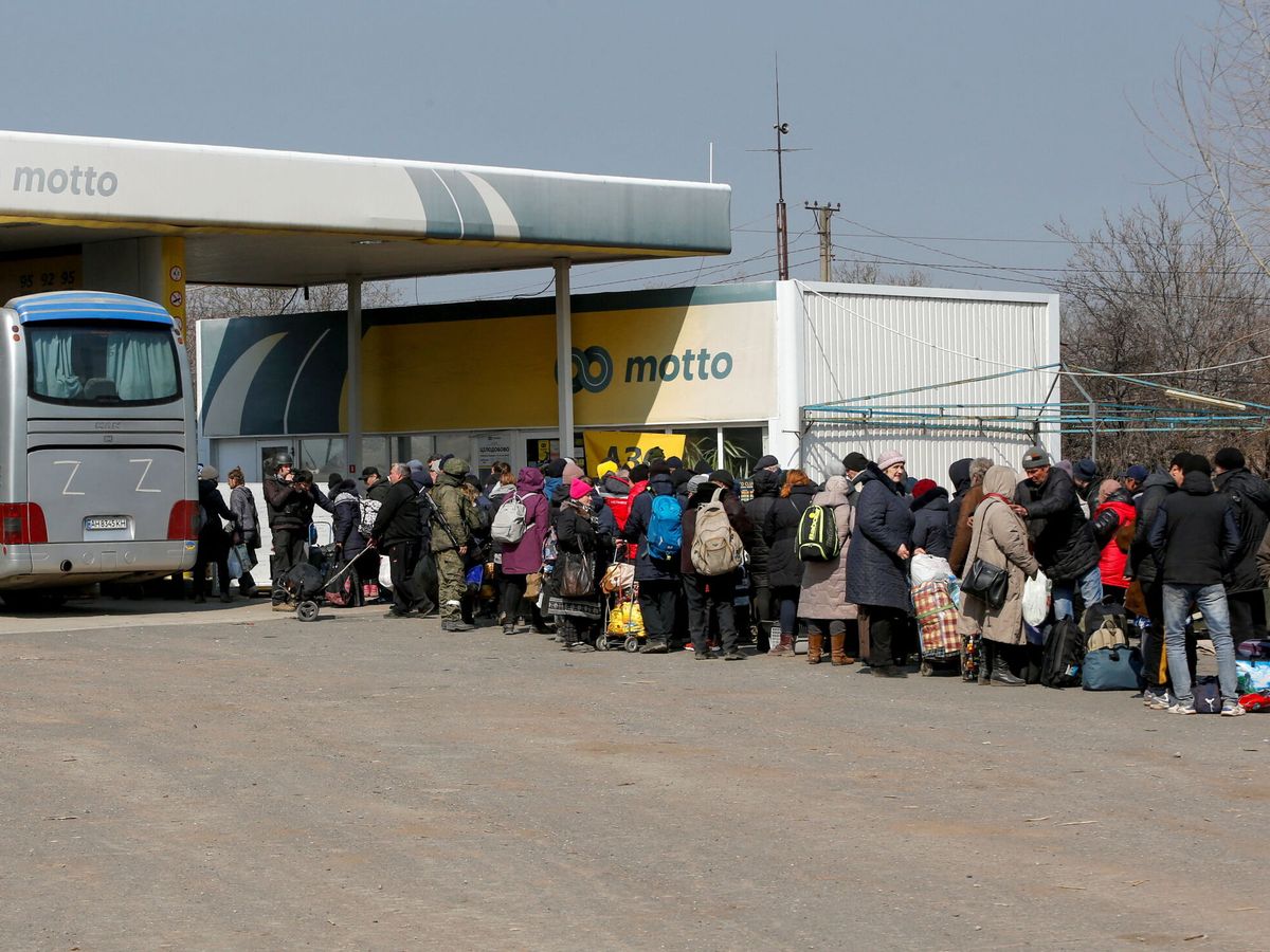 Foto: Personas hacen cola antes de subir a un autobús para abandonar la ciudad en Mariúpol, Ucrania. (Reuters/ Alexander Ermochenko)