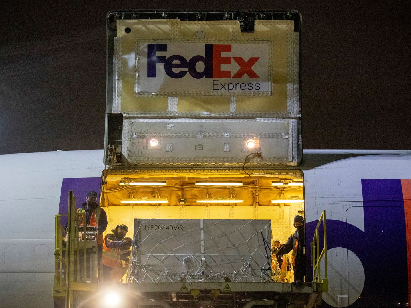 Imagen de archivo de una carga de FedEx. (EFE)