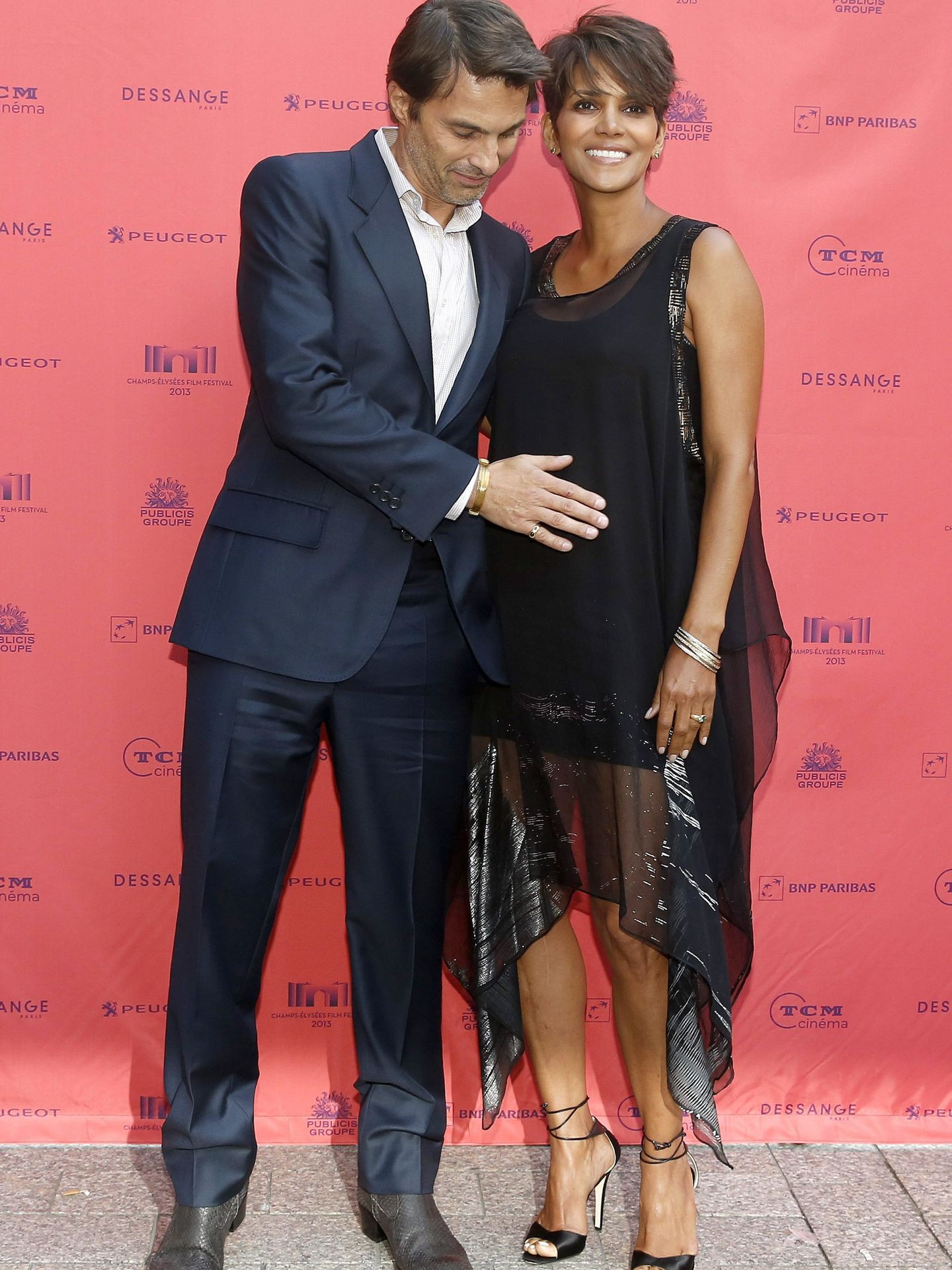 Olivier Martínez acaricia el vientre de una embarazada Halle Berry en un festival de cine celebrado en París en 2013. (EFE/EPA/Yoan Valat)