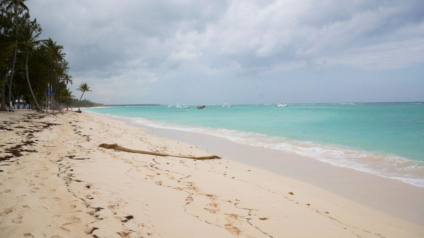 Playa vacía en abril, en Punta Cana. (EFE)