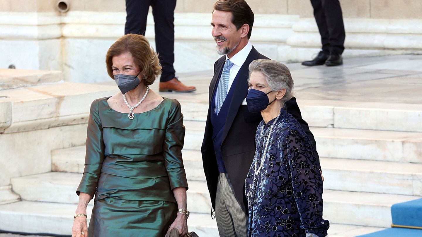 La reina Sofía y la princesa Irene de Grecia junto a Philippos de Grecia durante la boda de este. (EFE)