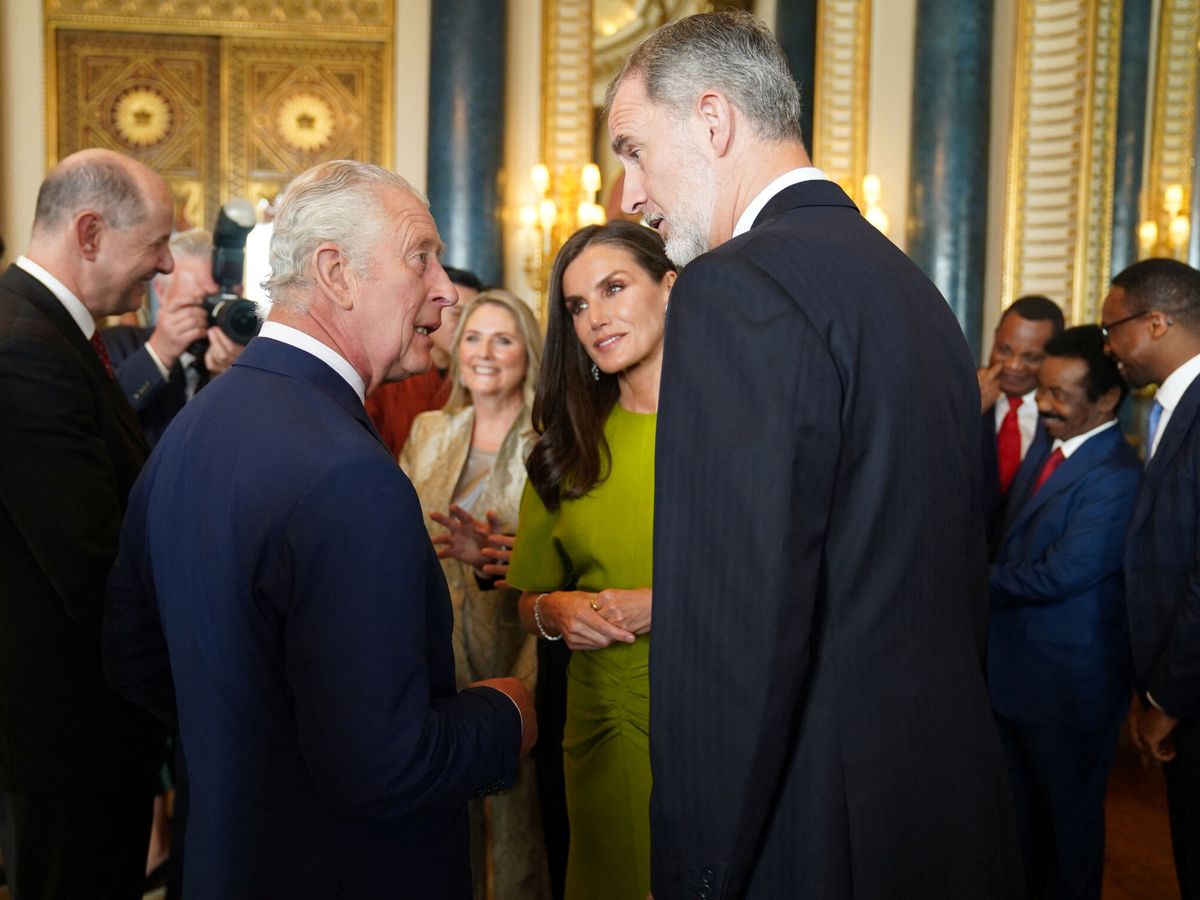 Foto: Los reyes Felipe y Letizia, con el rey Carlos III. (Reuters/Pool/Jacob King)