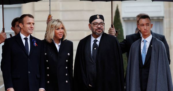 Foto: El rey Mohamed VI y su hijo, el príncipe Moulay Hassan, junto a Emmanuel y Brigitte Macron en el Palacio del Elíseo, en París. (Reuters)