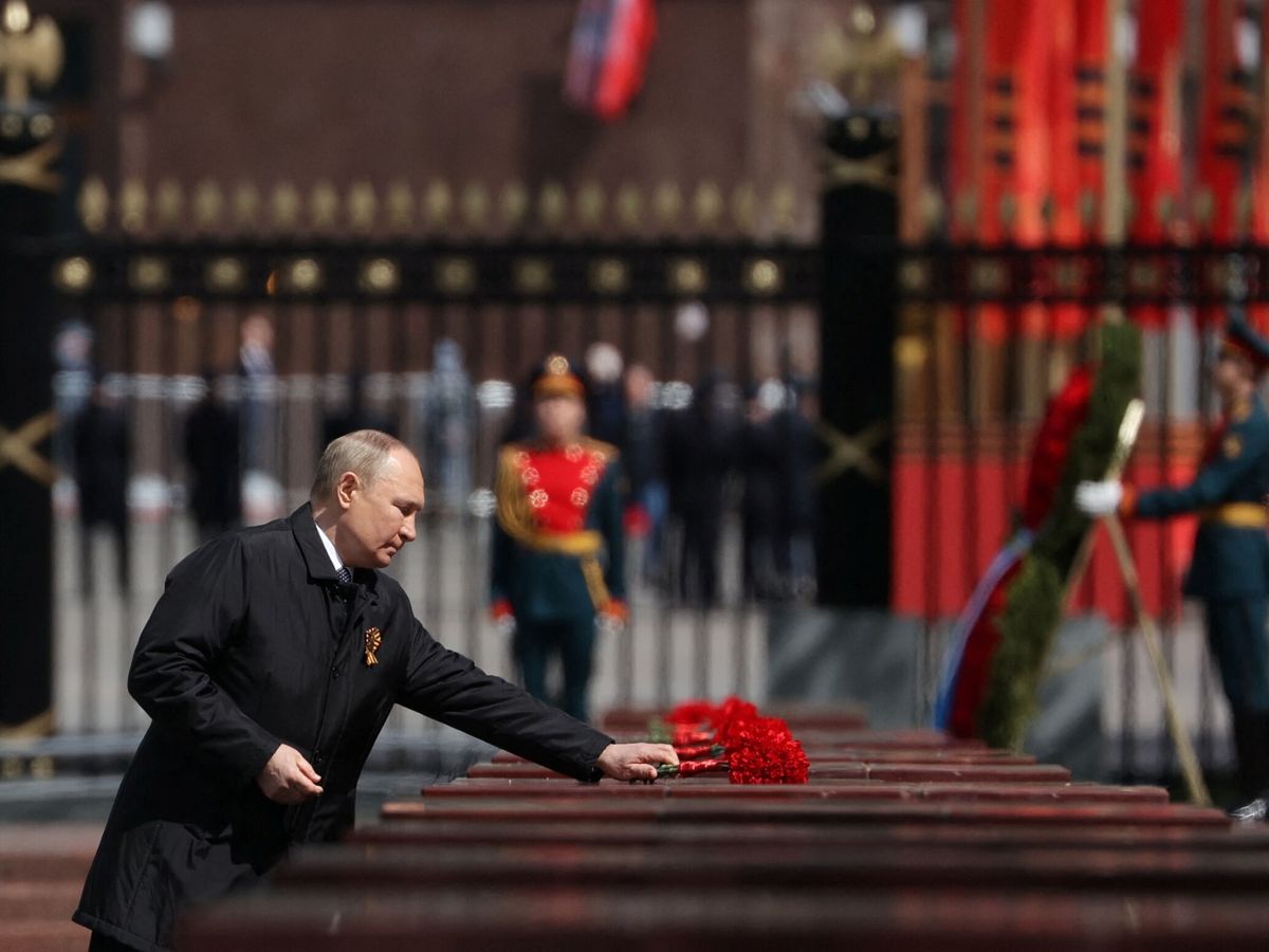 Foto: Putin ante el memorial del héroes caídos. (Reuters/Anton Novoderzhkin/Pool)