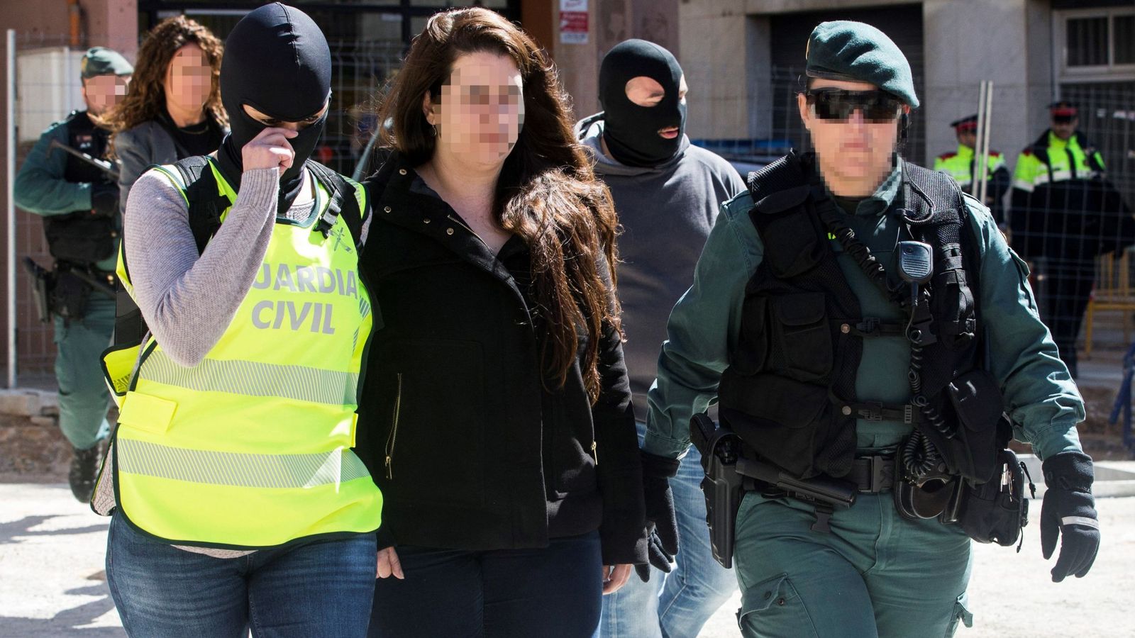Foto:  Agentes de la Guardia Civil trasladan de su domicilio en la localidad barcelonesa de Viladecans a la activista integrante de los CDR. (EFE) 