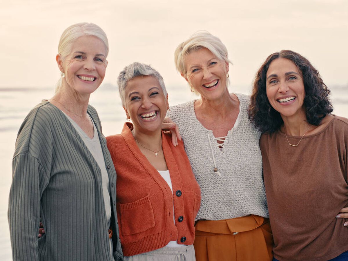 Foto: Un grupo de mujeres felices en la playa (iStock)