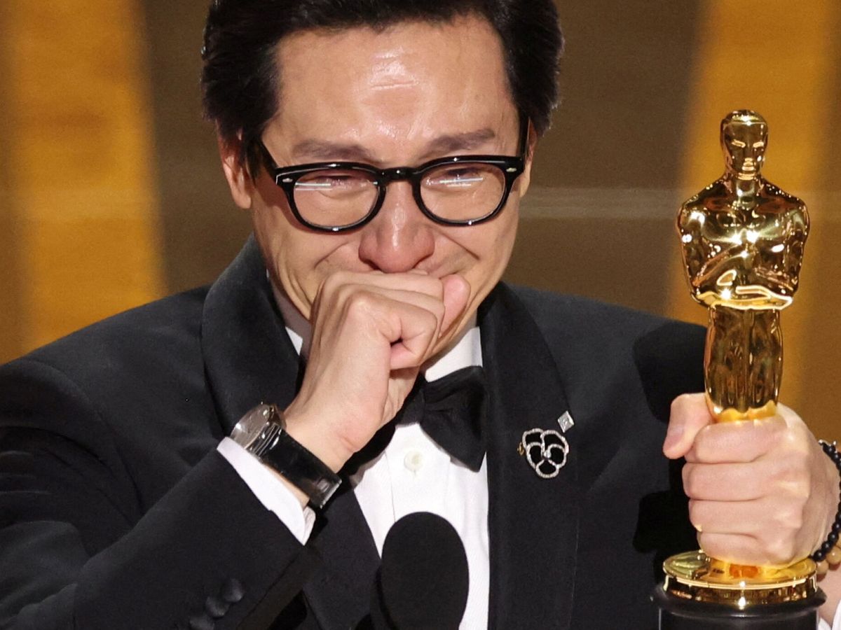 Foto: Ke Huy Quan, al recoger el Oscar como mejor actor de reparto por su interpretación en 'Todo a la vez en todas partes'. REUTERS