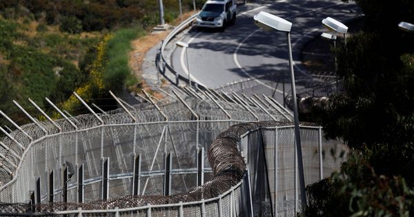 Foto: Un coche de la Guardia Civil patrulla en Ceuta la frontera que separa España y Marruecos. (Reuters)