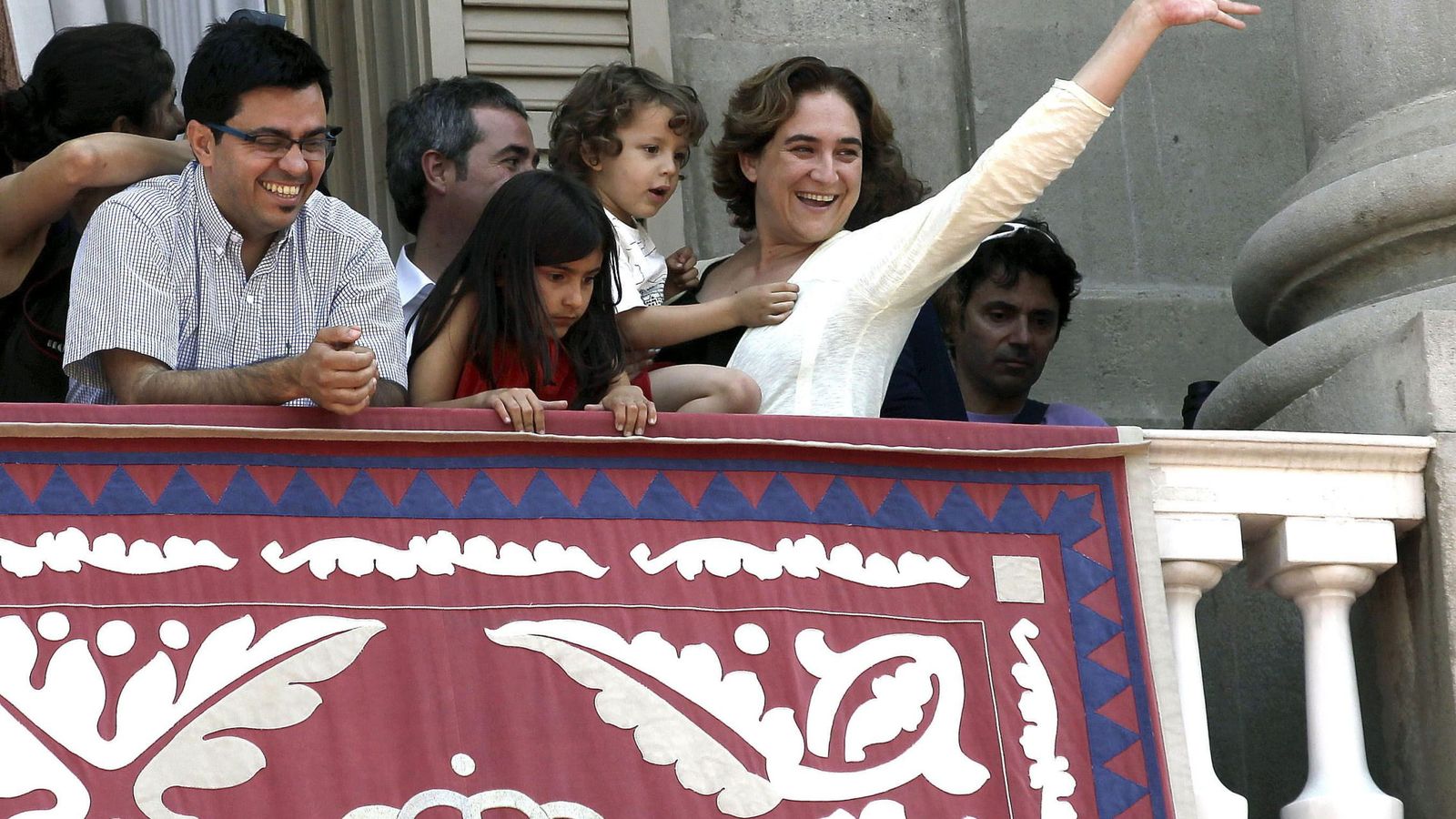 Foto: La alcaldesa de Barcelona, Ada Colau, junto a su hijo Luca, y el número dos de su candidatura, Gerardo Pisarello (i), en el balcón del ayuntamiento. (EFE)