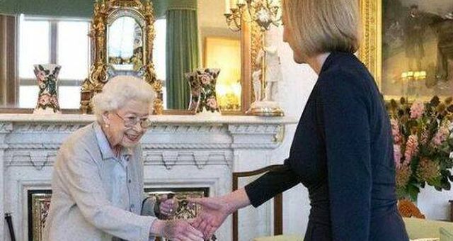 La reina saluda a Lizz Truss. (EFE)