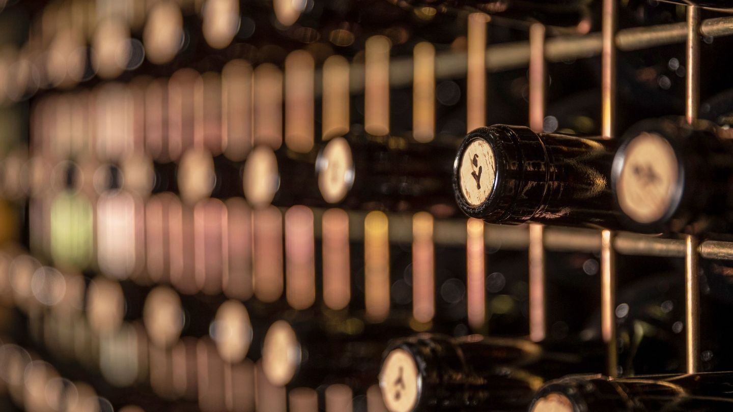 Almacén de las botellas de vino en la bodega del Grupo Yllera en la localidad de Rueda. (EFE)