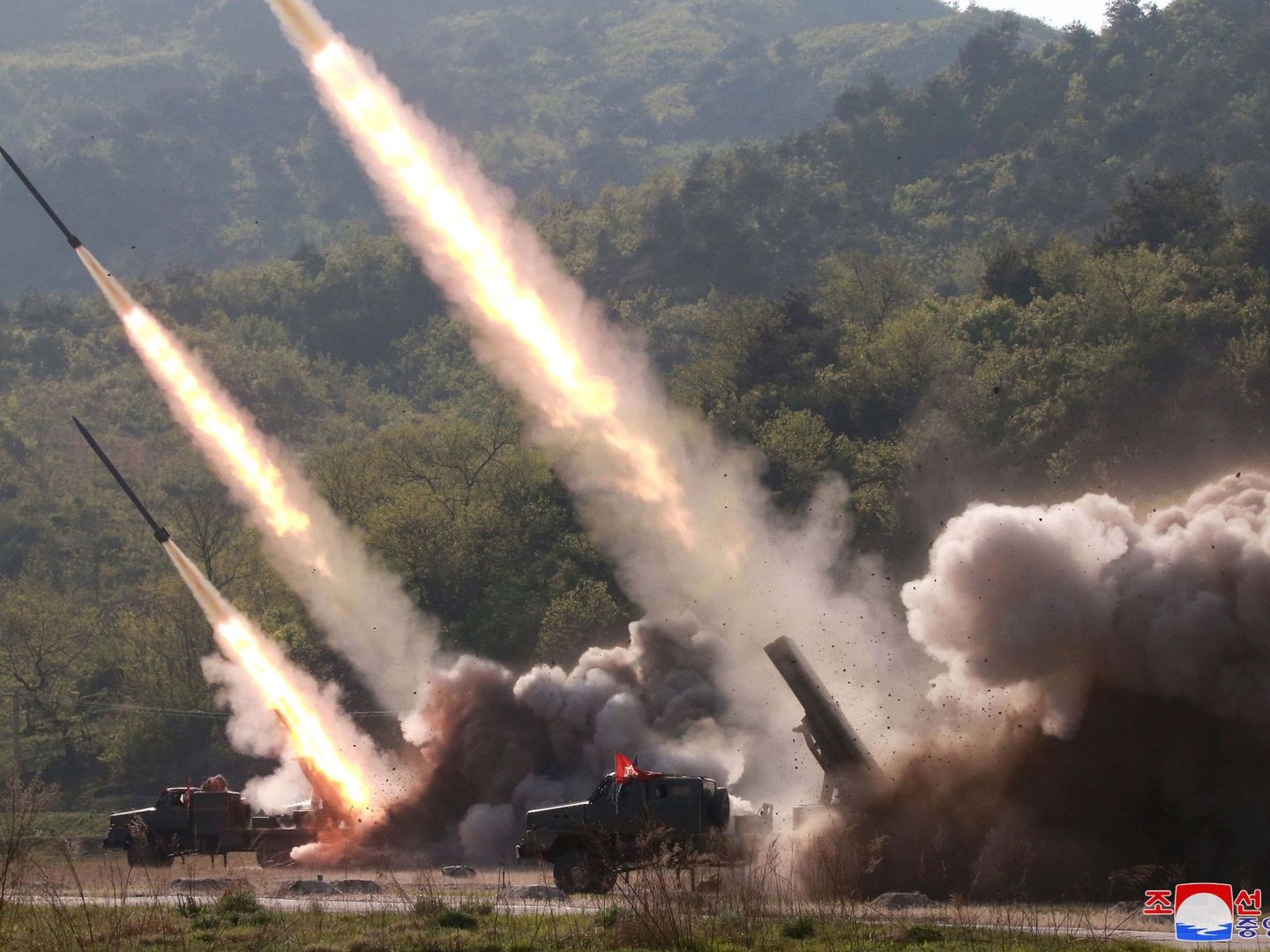 Fotografía cedida por la Agencia de Noticias Central de Corea del Norte (KCNA) que muestra un misil mientras es lanzado durante un simulacro de ataque de unidades militares. (EFE)