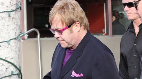 Elton John, roto de dolor, se despide de su madre (con la que no se hablaba)