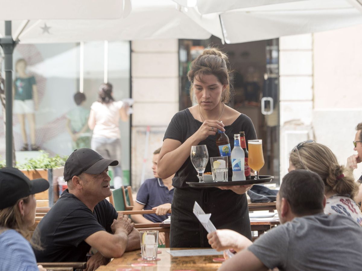 Foto: Una camarera sirve bebidas. (EFE/David Arquimbau Sintes)