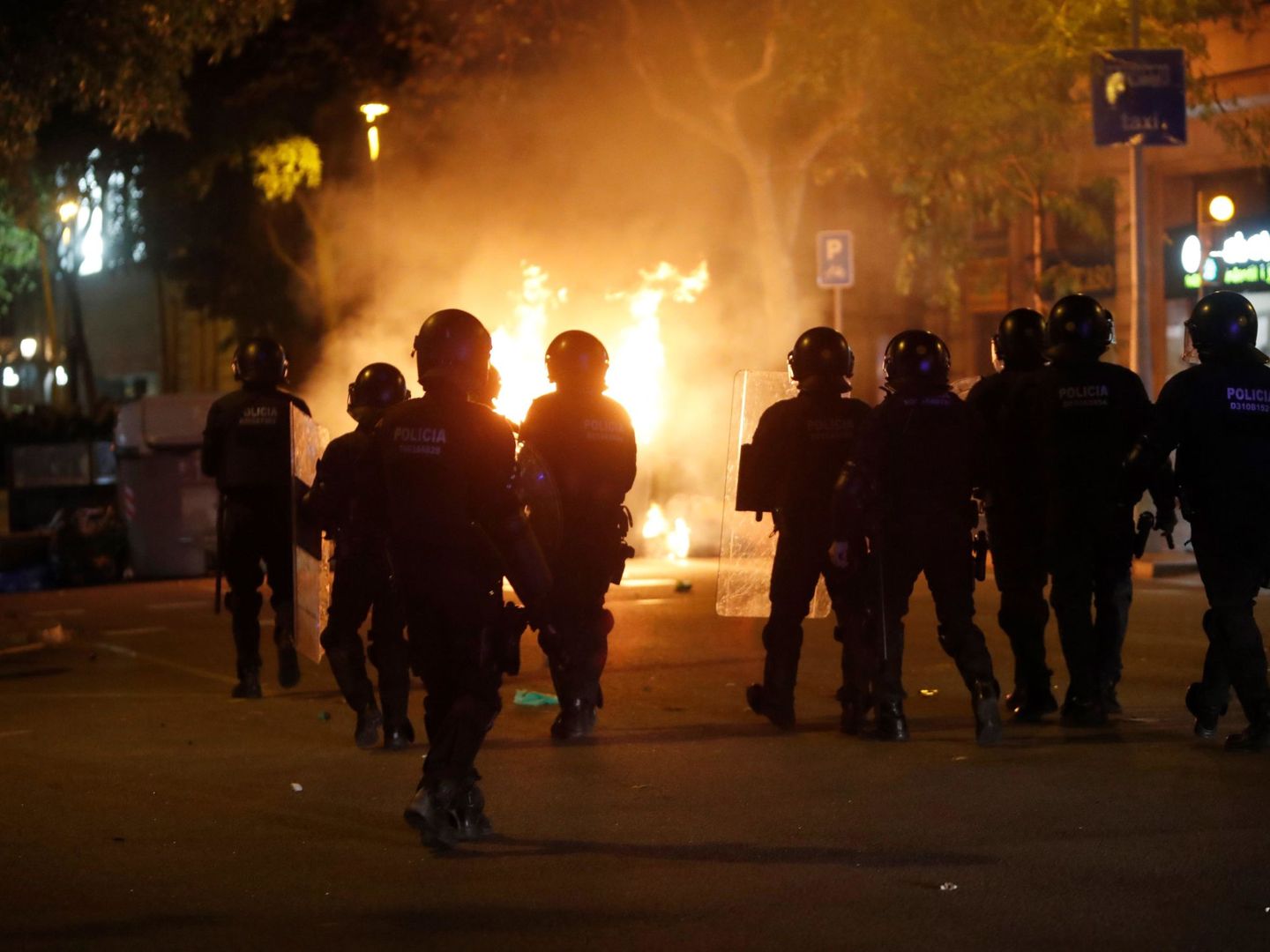 Los mossos, durante los disturbios en Barcelona contra la sentencia del Supremo. (EFE)