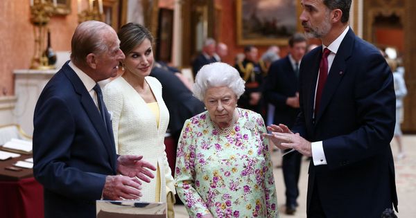 Foto: Los Reyes junto a la reina Isabel y el duque de Edimburgo en Buckingham. (Reuters)